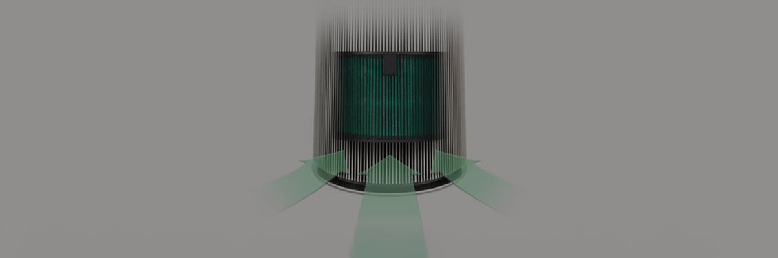 이미지는 공기청정기의 내부 구조를 보여줍니다. 중앙에 초록색 필터가 있으며, 그 주변으로 세로 줄무늬의 외관이 보입니다. 필터 아래쪽으로는 공기가 흐르는 방향을 나타내는 녹색 화살표가 있습니다.