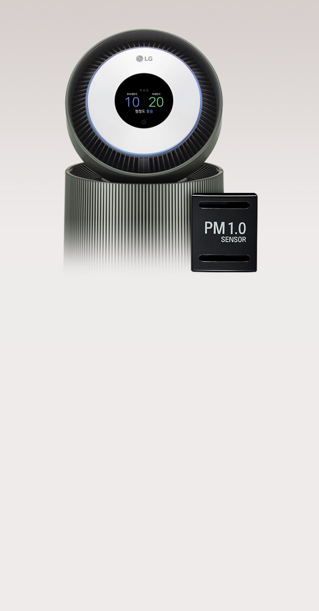 이미지에는 LG 로고가 있는 공기청정기 상단부가 보이며, 그 아래에는 다양한 아이콘과 함께 PM 1.0 SENSOR라는 텍스트가 있는 센서가 있습니다. 공기청정기의 디자인은 세련된 원형 형태로, 주변에 미세한 선들이 장식되어 있습니다. 배경은 단순한 색상으로 구성되어 있습니다.