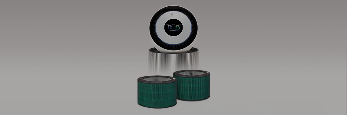 이미지에는 LG 로고가 있는 공기청정기와 두 개의 원통형 필터가 있습니다. 공기청정기의 전면에는 다양한 아이콘과 버튼이 표시되어 있습니다. 배경은 그라데이션으로 처리되어 있습니다.