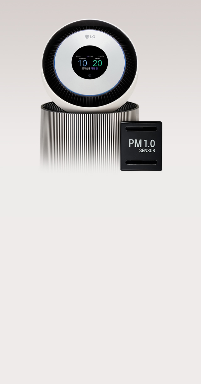 이미지에는 LG 로고가 있는 공기청정기 상단부가 보이며, 그 아래에는 다양한 아이콘과 함께 PM 1.0 SENSOR라는 텍스트가 있는 센서가 있습니다. 공기청정기의 디자인은 세련된 원형 형태로, 주변에 미세한 선들이 장식되어 있습니다. 배경은 단순한 색상으로 구성되어 있습니다.