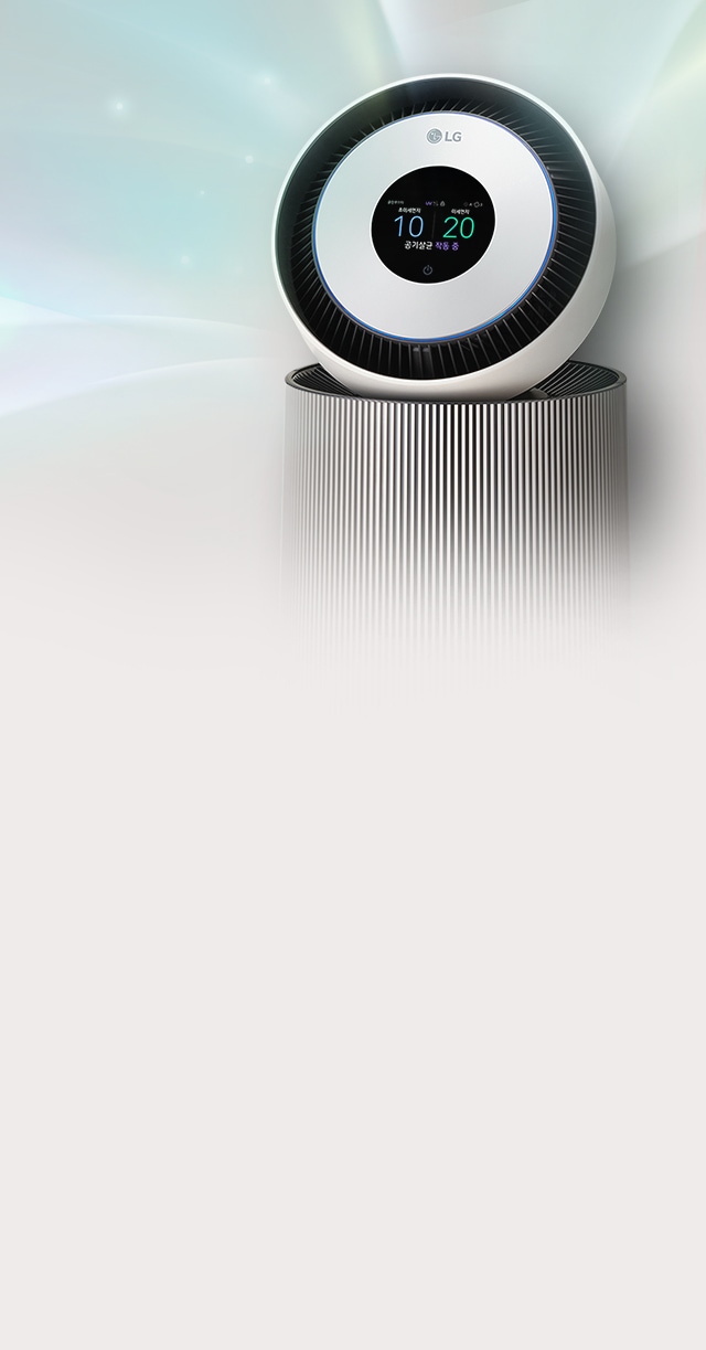 이미지에는 LG 로고가 있는 공기청정기가 있습니다. 공기청정기의 원형 디스플레이에는 다양한 아이콘과 함께 자동, 바람세기, 청정, 필터, 플라즈마, 예약, 전원 등의 텍스트가 표시되어 있습니다. 배경은 부드러운 색상의 그라데이션으로 이루어져 있습니다.