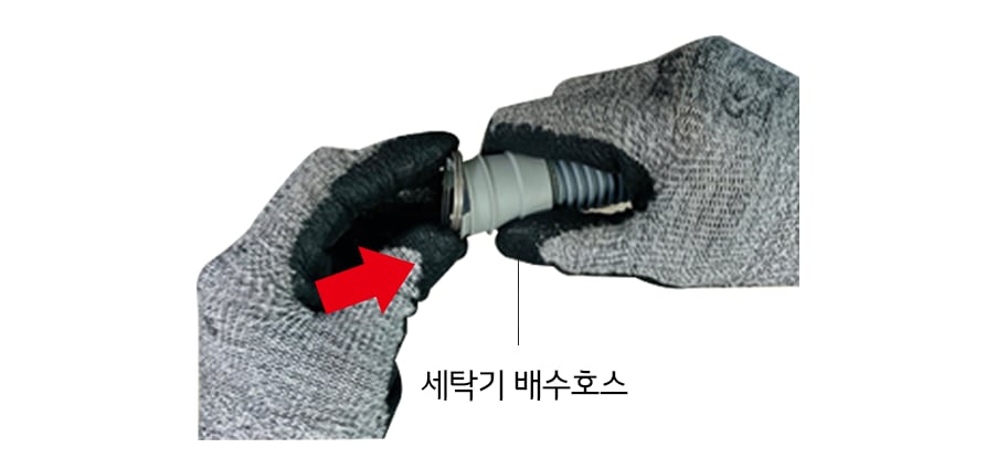 2. 뺀 스프링을 세탁기 배수호스 끝단에 끼워주세요1