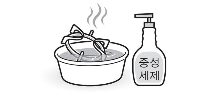 1. 따뜻한 물에 몇 분간 담가 둔 다음 고무패킹을 제거하고, 중성세제로 깨끗이 씻으십시오<br><br>2. 마른행주로 물기를 닦은 후 고무패킹을 삽입하고 제자리에 놓으십시오1