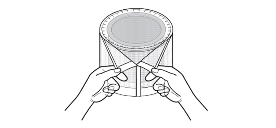 2. V 필터에서 극세필터를 분리하세요<br><br>3. 청소 또는 교체할 극세필터를 V 필터에 부착한 후 역순으로 V 필터를 제품에 넣어주세요1