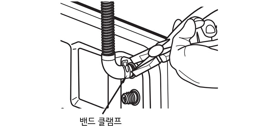 3. 엘보 호스 끝에 플라이어를 사용하여 밴드 클램프를 고정하고, 배수호스가 빠지지 않도록 하십시오1