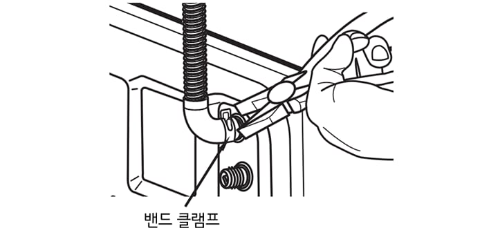 3. 엘보 호스 끝에 플라이어를 사용하여 밴드 클램프를 고정하고, 배수호스가 빠지지 않도록 하십시오1
