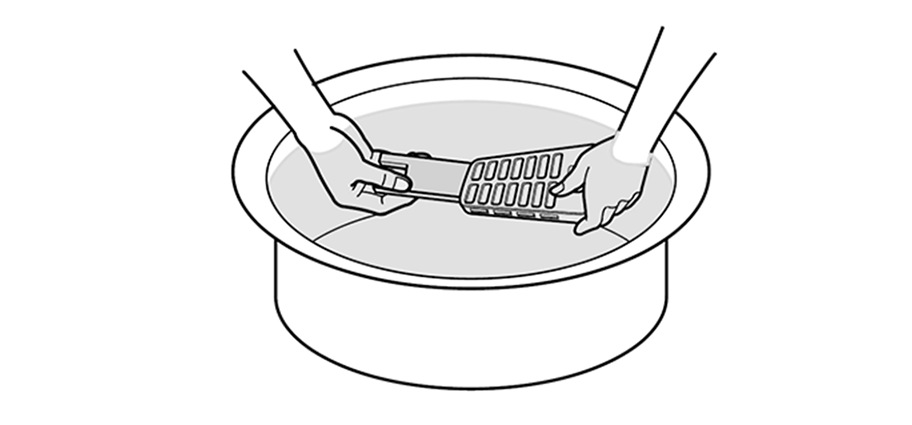 2. 거름망 내의 찌꺼기를 제거하고 특히 철망 구멍에 있는 찌꺼기를 물에 담궈 깨끗이 제거해 주세요1