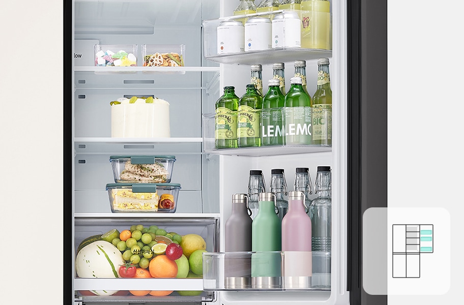 냉장고 내부에 다양한 식품과 음료가 정리되어 있습니다. 작은 용기에 담긴 과자와 색색의 캔디가 보입니다. 그 아래에는 크림 케이크가 놓여 있으며, 두 개의 밀폐 용기에는 샌드위치와 치킨이 담겨 있습니다. 과일 칸에는 멜론, 사과, 오렌지, 포도 등이 있습니다. 문 쪽에는 여러 개의 음료수 병과 캔이 가지런히 정리되어 있고, 다양한 색상의 텀블러와 물병도 보입니다.