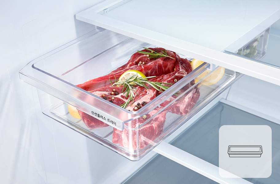 투명한 플라스틱 용기에 고기가 담겨 있으며, 고기 위에는 로즈마리와 후추, 레몬 조각이 놓여 있습니다. 용기에는 '신선플러스 트레이'라는 텍스트가 적혀 있습니다. 배경은 냉장고의 내부로 보입니다.