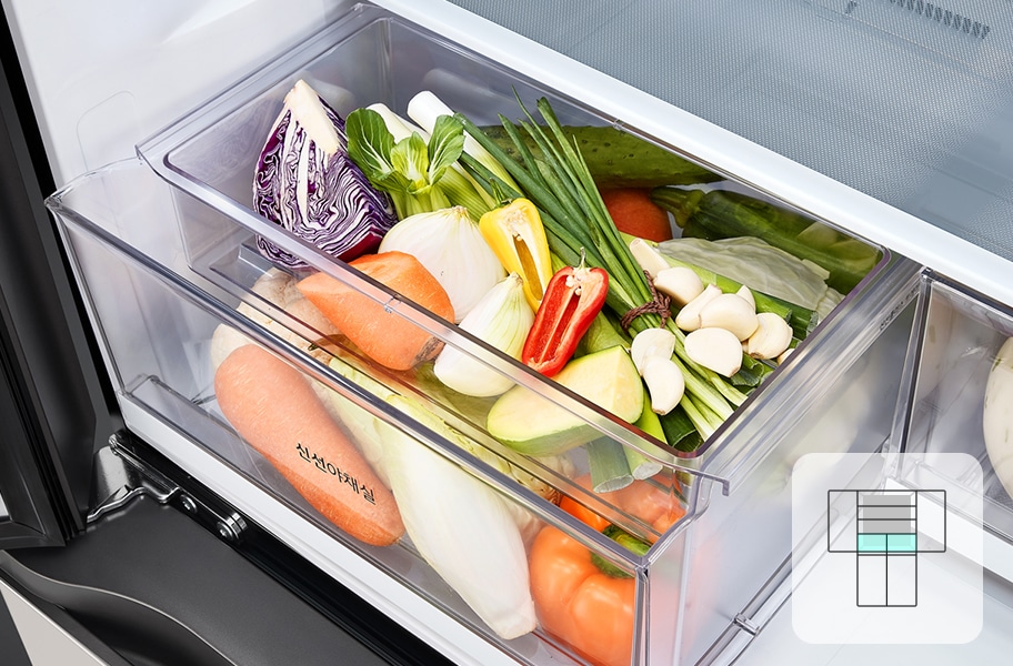 투명한 냉장고 서랍 안에 다양한 채소들이 담겨 있습니다. 양배추, 당근, 양파, 파프리카, 마늘, 애호박 등이 보이며, 서랍에는 '신선야채실'이라는 문구가 적혀 있습니다. 서랍 옆에는 냉장고 내부 구조를 나타내는 아이콘이 있습니다.