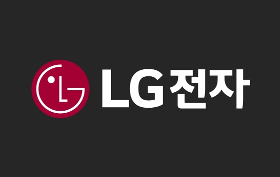 어두운 회색 배경에 빨강색 심벌마크와 흰색 로고타이프가 조합된 형태의 국문 로고 2 이미지