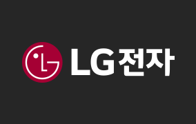 어두운 회색 배경에 빨강색 심벌마크와 흰색 로고타이프가 조합된 형태의 국문 로고 2 이미지