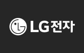 어두운 회색 배경에 흰색 심벌마크와 로고타이프가 조합된 형태의 국문 로고 3 이미지