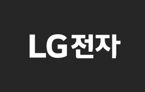 어두운 회색 배경에 흰색 로고타이프가 조합된 형태의 국문 로고 7 이미지