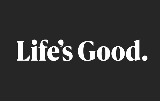 어두운 회색 배경에 흰색 Life's Good. 문구가 적힌 슬로건 3 이미지