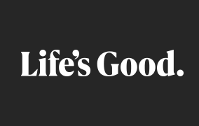 어두운 회색 배경에 흰색 Life's Good. 문구가 적힌 슬로건 3 이미지