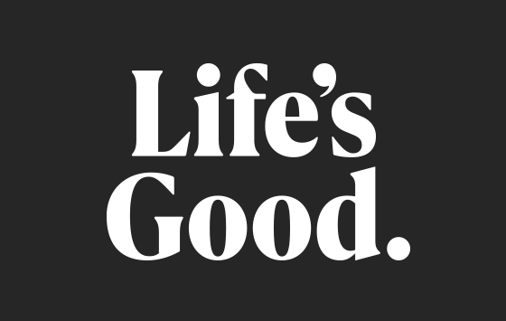 어두운 회색 배경에 흰색 Life's Good. 문구가 적힌 스택 슬로건 6 이미지