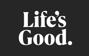 어두운 회색 배경에 흰색 Life's Good. 문구가 적힌 스택 슬로건 6 이미지