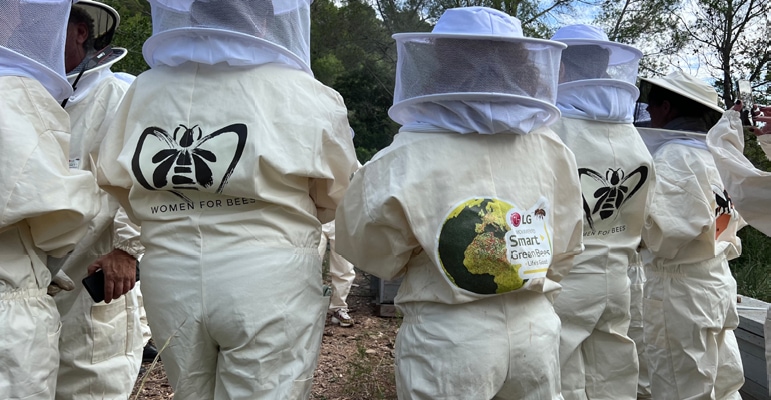 식물의 번식과 육성을 돕는 스마트 그린 비즈(Smart Green Bees) 캠페인 이미지