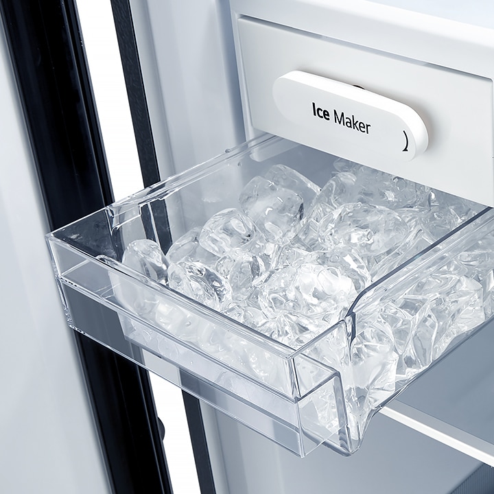 투명한_플라스틱_용기에_얼음이_가득_담겨_있으며,_용기_위쪽에는_ice_maker라는_텍스트가_적혀_있습니다._용기는_냉장고_내부에_위치해_있는_것으로_보입니다.