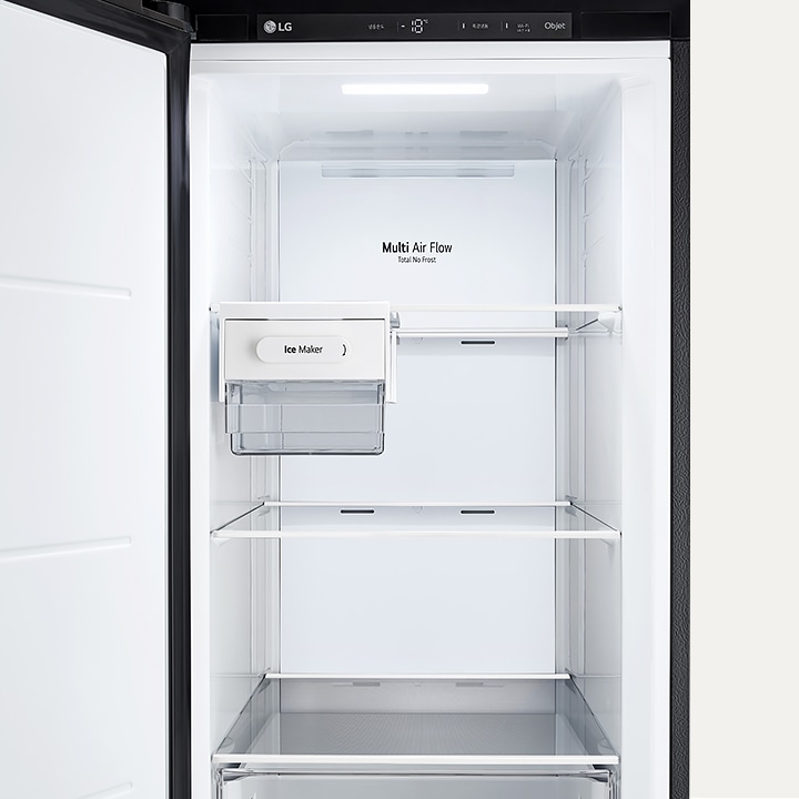 lg_냉장고_내부_모습이며,_'multi_air_flow'와_'total_no_frost'라는_문구가_보입니다._아이스_메이커가_설치되어_있으며,_투명한_선반이_여러_개_배치되어_있습니다.