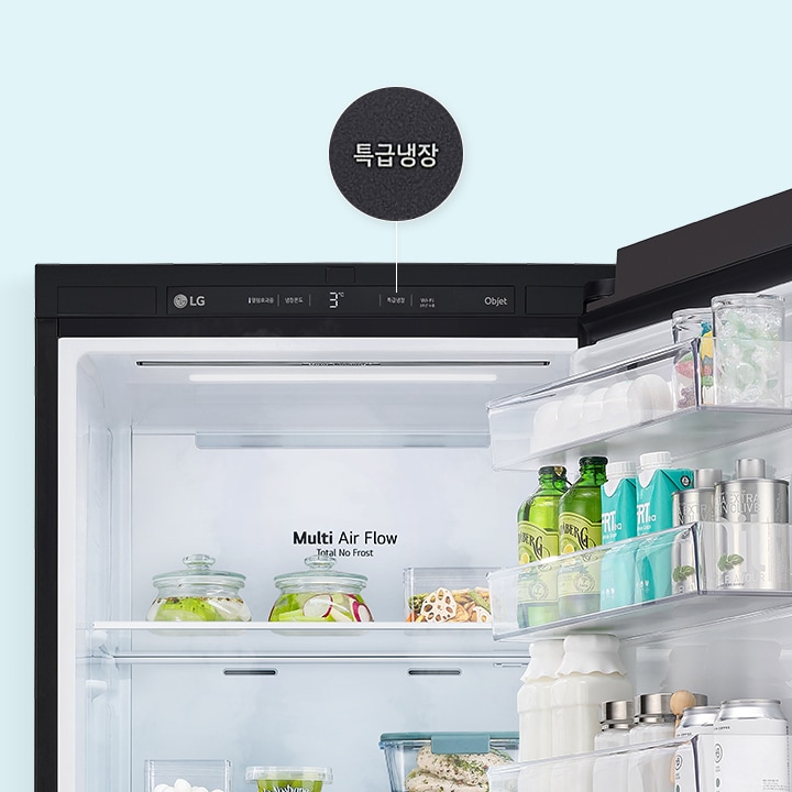 lg_로고가_있는_냉장고의_내부가_보이며,_문_안쪽에는_음료수와_음식들이_진열되어_있습니다._특급냉장이라는_텍스트가_상단에_표시되어_있으며,_multi_air_flow_total_no_frost라는_문구가_내부에_적혀_있습니다._냉장고_문에는_다양한_음료와_용기가_보입니다.