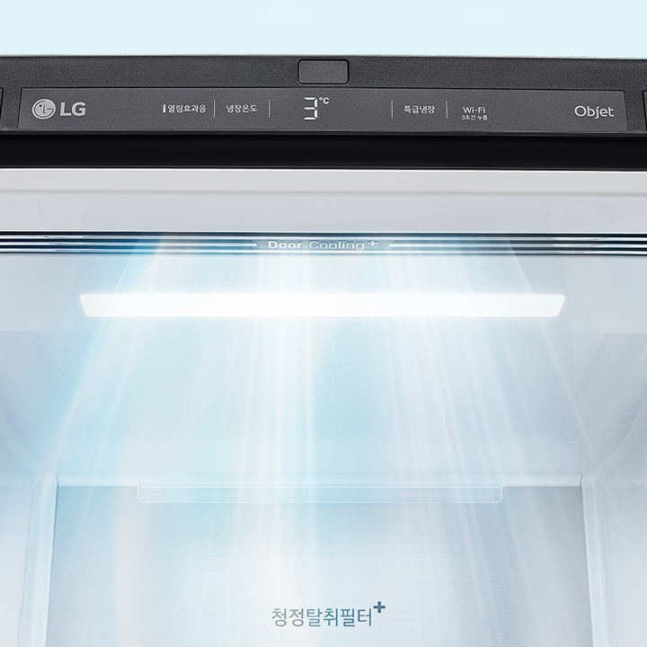 lg_로고와_함께_일반모드용,_냉장온도_3℃,_특급냉장,_wi-fi_연결_가능,_objet라는_텍스트가_있는_패널이_보입니다._내부에는_door_cooling+라는_문구가_있으며,_밝은_조명이_비추고_있습니다._하단에는_청정탈취필터+라는_텍스트가_보입니다.