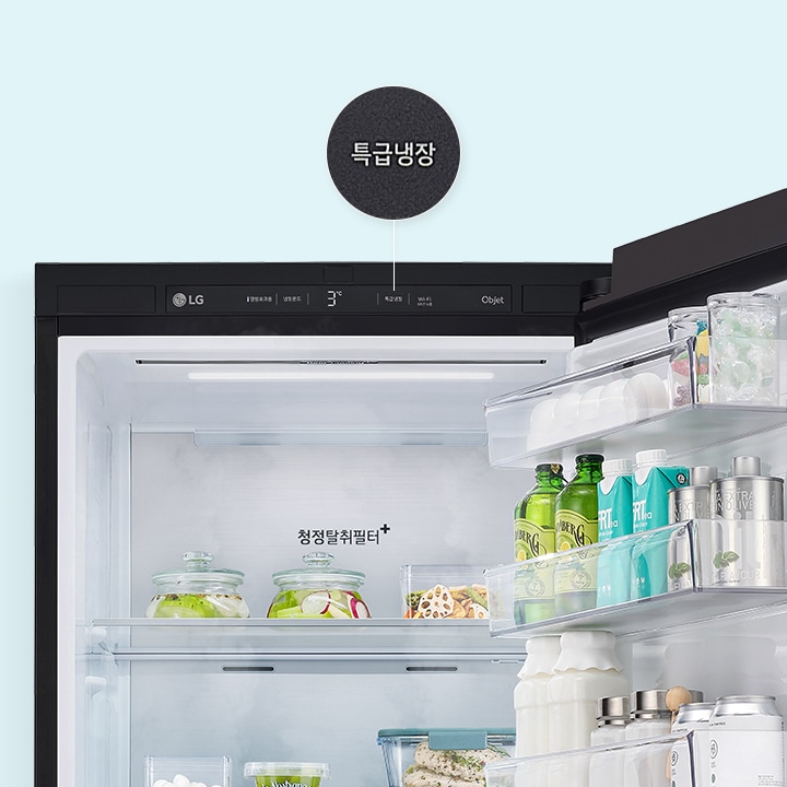 lg_로고가_있는_냉장고의_내부가_보이며,_문_안쪽에는_여러_음료수와_식품이_진열되어_있습니다._상단에는_특급냉장이라는_텍스트가_있고,_내부에는_청정탈취필터+라는_문구가_있습니다._냉장고_문에는_다양한_음료수_병과_캔이_정리되어_있습니다.