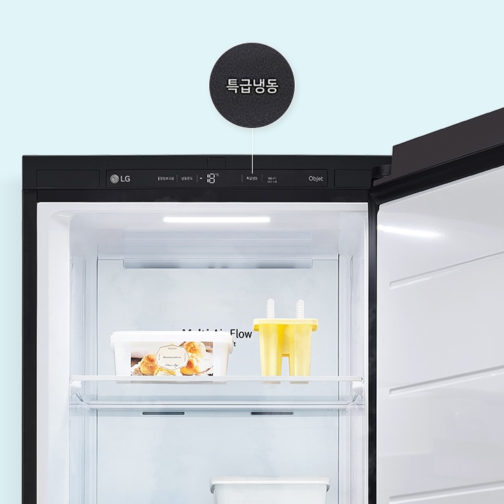 lg_로고가_있는_검은색_냉장고의_문이_열려_있으며,_내부에는_아이스크림과_노란색_아이스바_틀이_보입니다._상단에는_특급냉동이라는_텍스트가_포함되어_있습니다._조명이_켜져_있어_내부가_밝게_보입니다.