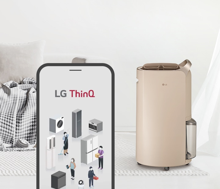 LG ThinQ 앱 화면이 스마트폰에 표시되어 있으며, 다양한 가전제품과 사람들의 일러스트가 함께 보입니다. 옆에는 LG 로고가 있는 제습기가 놓여 있습니다. 배경은 밝은 색상의 실내 공간으로, 소파와 담요가 있습니다.