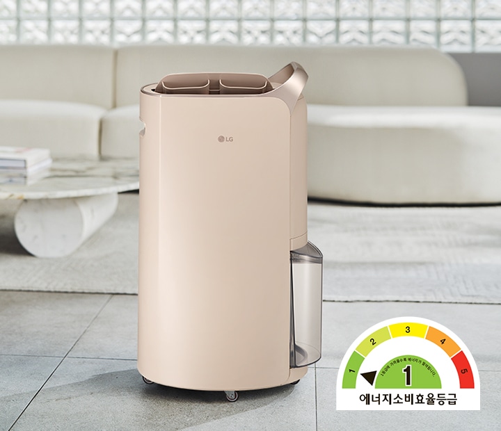 거실에 놓여 있는 LG 휘센 제습기가 있으며, 에너지 소비 효율 등급을 나타내는 그래프가 1등급으로 표시되어 있습니다.
