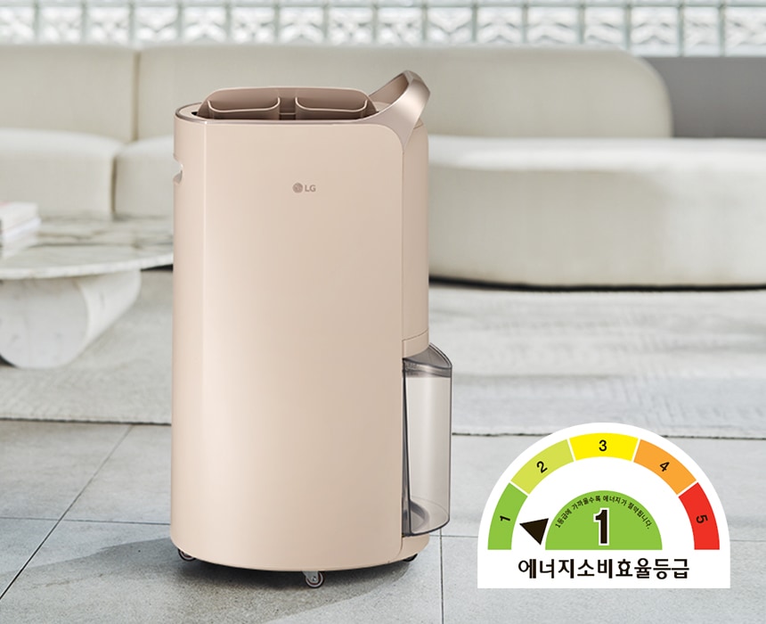 거실에 놓여 있는 LG 휘센 제습기가 있으며, 에너지 소비 효율 등급을 나타내는 그래프가 1등급으로 표시되어 있습니다.
