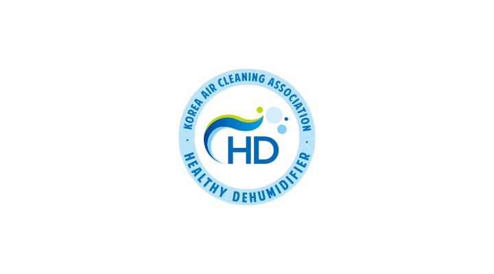 푸른색_원형_배경_안에_'korea_air_cleaning_association',_'hd',_'healthy_dehumidifier'라는_문구와_물방울_모양의_그래픽이_포함되어_있습니다._한국_공기청정협회에서_인증하는_'건강한_제습기'를_의미하는_로고입니다.