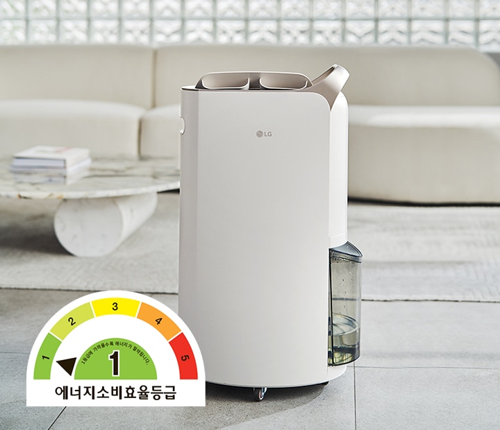 흰색과_금색의_세련된_디자인의_lg_휘센_제습기가_거실_한가운데에_놓여_있습니다.
