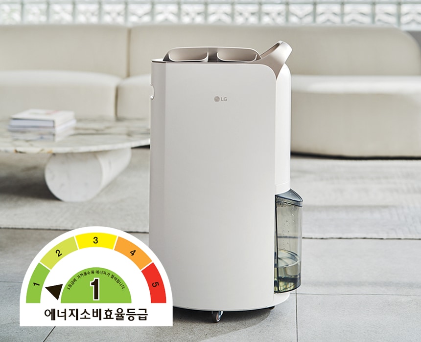 흰색과_금색의_세련된_디자인의_lg_휘센_제습기가_거실_한가운데에_놓여_있습니다.