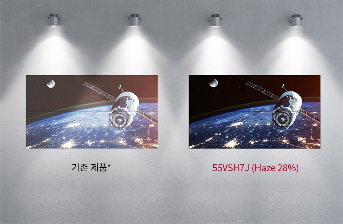 두_개의_화면이_벽에_걸려_있으며,_각각_우주선과_지구가_보이는_이미지를_보여줍니다._첫_번째_화면_아래에는_기존_제품*이라는_텍스트가_있고,_두_번째_화면_아래에는_55vsh7j_(haze_28%)라는_텍스트가_있습니다._조명이_위에서_화면을_비추고_있습니다.