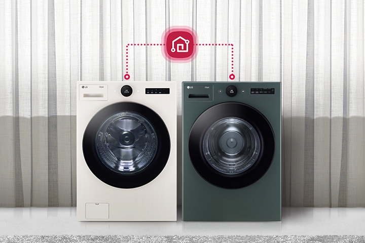 두 대의 LG 오브제 세탁기가 커튼을 배경으로 놓여 있으며, 두 세탁기 위에는 스마트홈 연결을 나타내는 아이콘이 점선으로 연결되어 있습니다. 바닥에는 회색 카펫이 깔려 있고, 천장에는 두 개의 원형 조명이 매달려 있습니다.