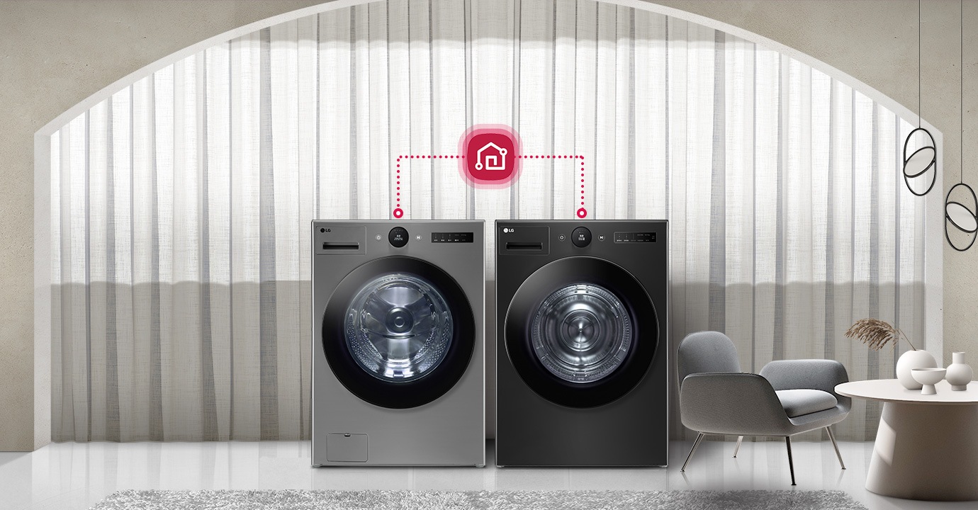 세련된 실내 공간에 두 대의 LG 세탁기가 나란히 놓여 있으며, 그 위에는 스마트홈 연결을 상징하는 아이콘이 점선으로 연결되어 있습니다. 배경은 커튼으로 장식되어 있으며, 세탁기 옆에는 의자와 테이블이 배치되어 있습니다.