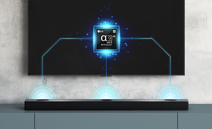 검은_화면_중앙에_lg_α9_4k_gen5_ai_processor라는_텍스트가_있는_칩셋_이미지가_있으며,_이_칩셋에서_세_개의_파란_선이_아래로_이어져_사운드바로_연결되어_있습니다._배경은_회색_벽과_파란색_선반으로_구성되어_있습니다.