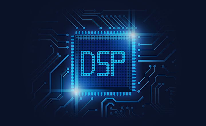 파란색 배경에 전자 회로가 그려져 있으며, 중앙에 DSP라는 텍스트가 있는 반짝이는 마이크로칩이 강조되어 있습니다.