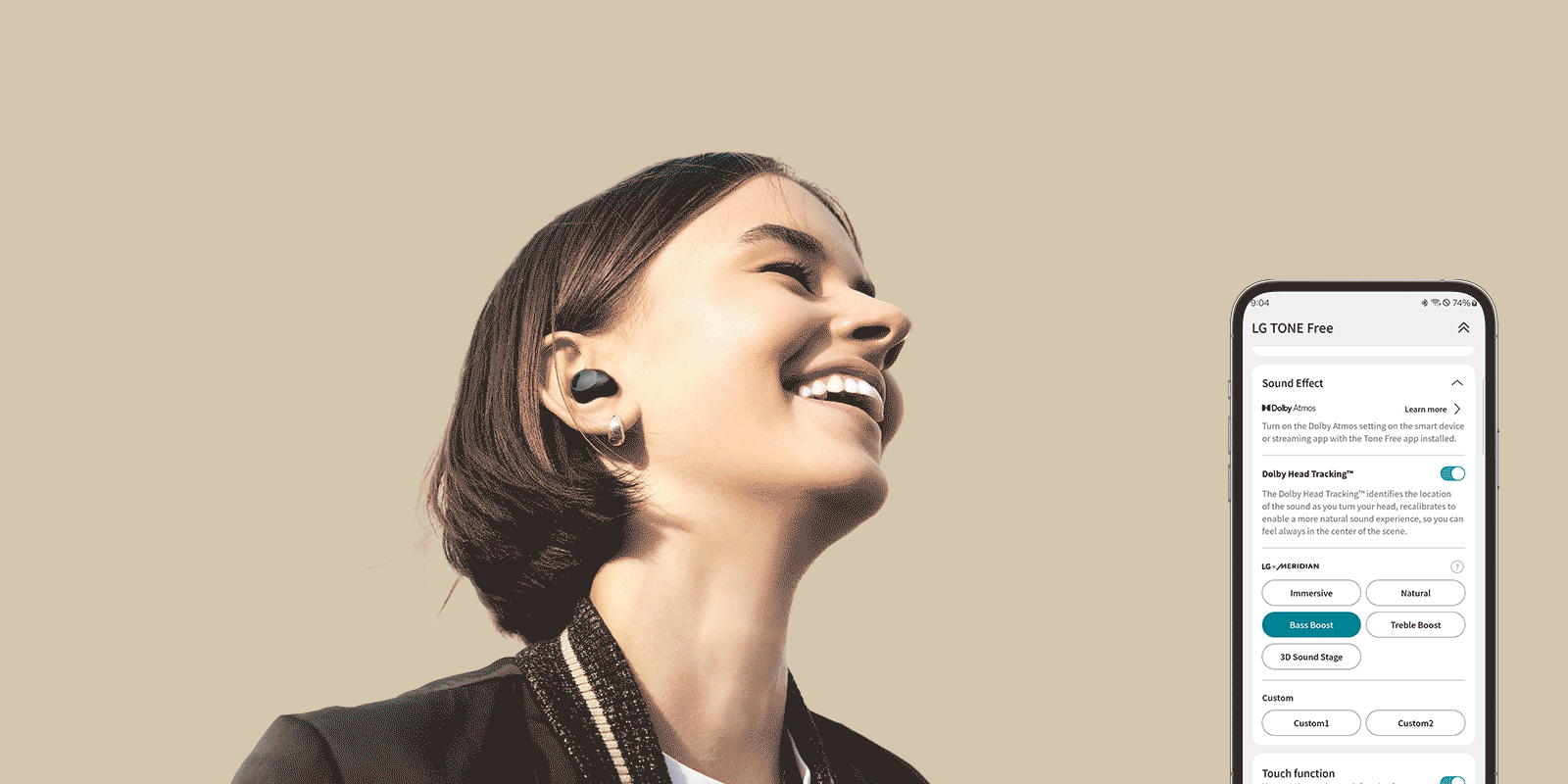 LG TONE Free라는 문구가 포함된 무선 이어버드를 착용한 사람이 있으며, 스마트폰 화면에는 Sound Effect, Dolby Atmos, Dolby Head Tracking™, LG / MERIDIAN, Immersive, Natural, Bass Boost, Treble Boost, 3D Sound Stage, Custom1, Custom2, Touch function 등의 텍스트가 표시되어 있습니다.