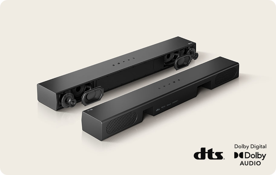 두 개의 사운드바가 나란히 놓여 있으며, 내부 구조가 보이도록 한 사운드바는 스피커 유닛이 드러나 있습니다. 다른 사운드바는 외관이 보이며, 표면에 