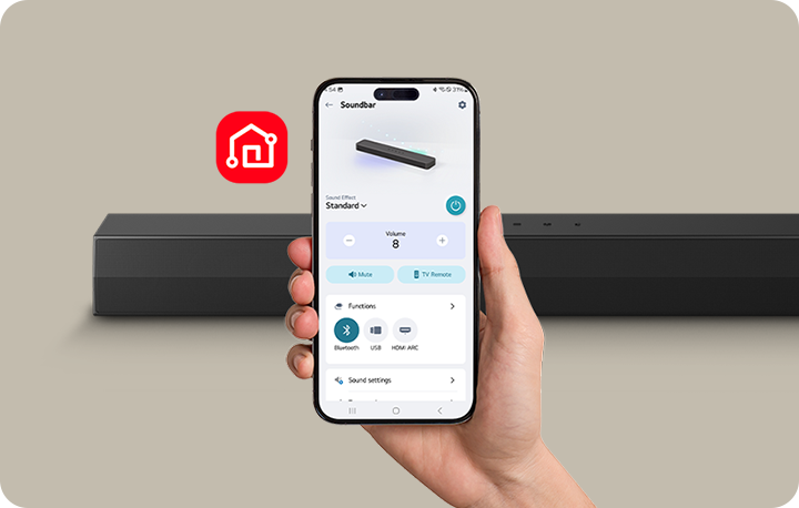 손에 들린 스마트폰 화면에 사운드바 제어 애플리케이션이 표시되어 있습니다. 화면에는 