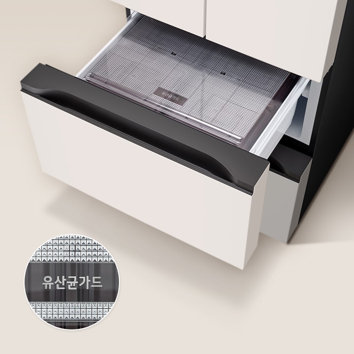서랍이_열려_있으며,_내부에는_그물망_형태의_패턴이_있는_트레이가_보입니다._트레이_위에는_유산균가드라는_텍스트가_적혀_있습니다._배경은_밝은_색상으로_되어_있습니다.
