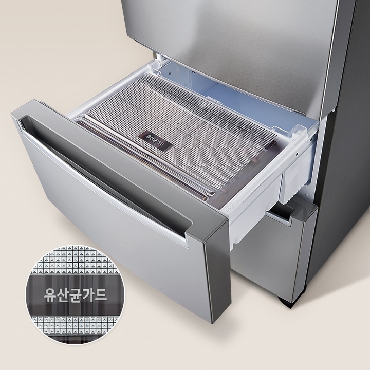 냉장고_서랍이_열려_있으며,_서랍_안에는_유산균가드라는_문구가_적힌_패널이_보입니다._서랍의_디자인은_깔끔하고_현대적이며,_서랍_손잡이는_넓고_편리하게_설계되어_있습니다._