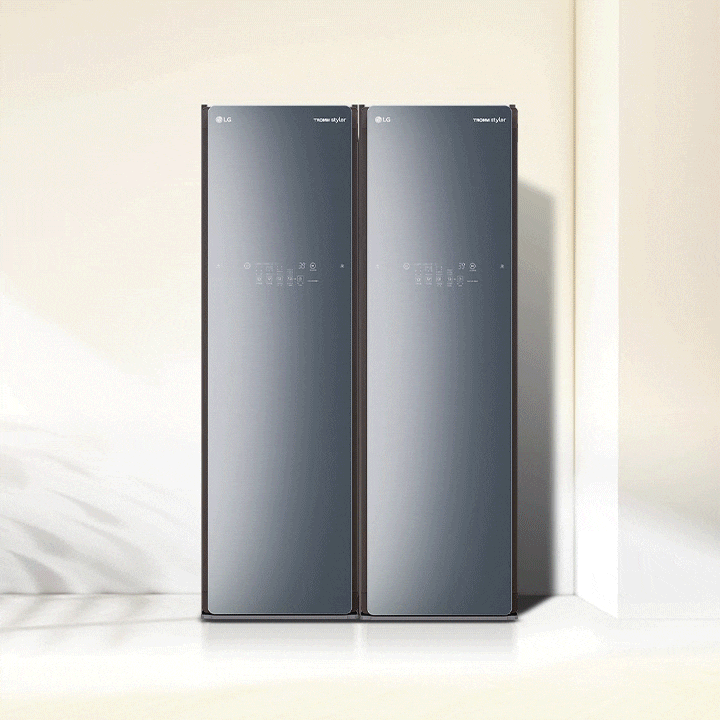 lg_트롬_스타일러_두_대가_나란히_배치되어_있습니다._각_스타일러의_전면에는_조작_패널이_있으며,_주변은_깔끔하고_현대적인_실내_배경입니다.