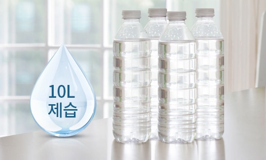 투명한 플라스틱 물병들이 나란히 놓여 있으며, 물방울 모양의 그래픽에는 