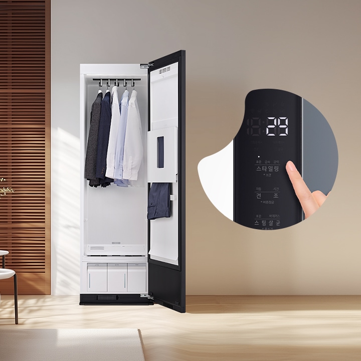 실내 공간 가운데에 문열린 의류관리기가 배치되어 있습니다. 의류관리기 안에 옷이 걸려있고 왼편에는 창문과 소파가 보입니다. 오른쪽에 기기를 조작하는 장면이 확대되어 삽입되어 있습니다. 스타일링 기능을 선택하고 있습니다. 