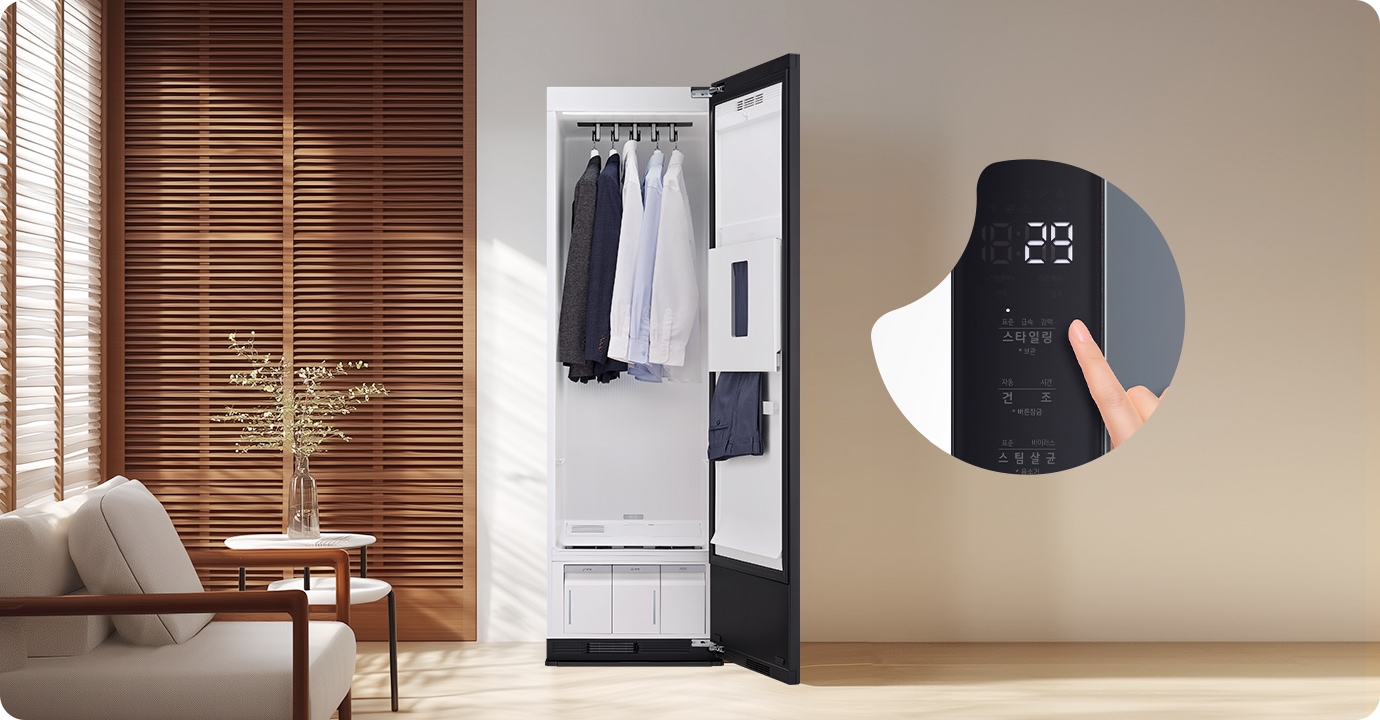 실내 공간 가운데에 문열린 의류관리기가 배치되어 있습니다. 의류관리기 안에 옷이 걸려있고 왼편에는 창문과 소파가 보입니다. 오른쪽에 기기를 조작하는 장면이 확대되어 삽입되어 있습니다. 스타일링 기능을 선택하고 있습니다. 