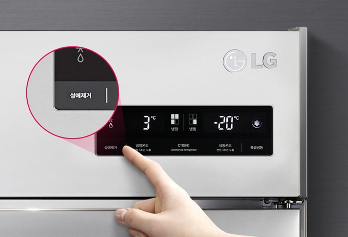 은색 냉장고의 전면에 디지털 디스플레이가 있으며, 디스플레이에는 냉장고 온도 3°C, 냉동고 온도 -20°C가 표시되어 있습니다. 손가락이 디스플레이 아래의 버튼을 가리키고 있으며, 확대된 원 안에 '성에제거'라는 텍스트가 보입니다. 냉장고 상단에는 LG 로고가 있습니다.